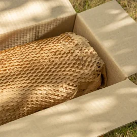 GESCHENKVERPACKUNGSPAPIER MIT WABENMUSTER