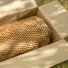 GESCHENKVERPACKUNGSPAPIER MIT WABENMUSTER